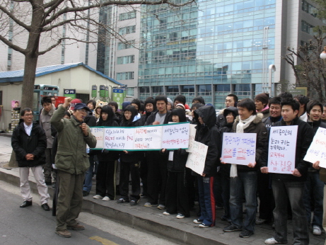 재임용에서 탈라되었다가 복직된 김동우 회화과 교수가 부적격 이사 교체요구를 하고 있다. 